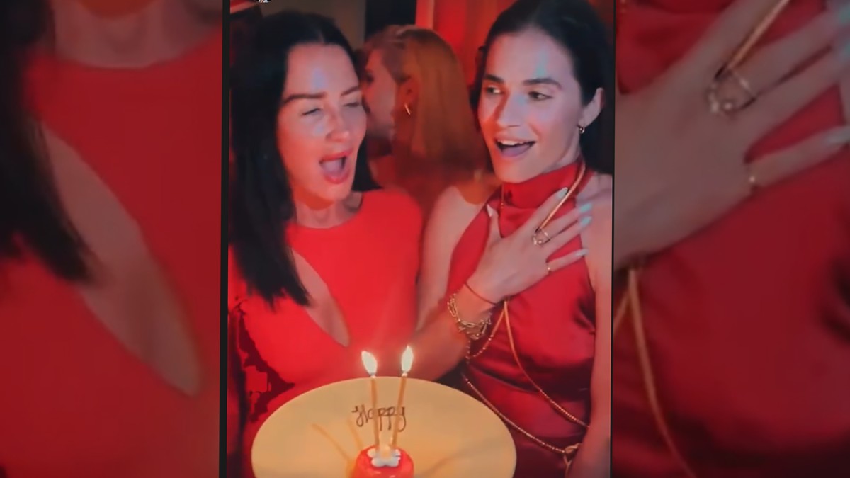 MARIJA KARAN SLAVI ROĐENDAN, A IZGLEDA BAR DECENIJU MLAĐE U vatreno crvenoj haljini i okićena zlatom diva svećice na torti: Oduzima dah koliko je lepa