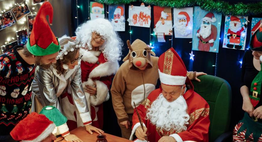 Krainy świętego Mikołaja powstały w dwóch krakowskich szkołach specjalnych. Można z nim porozmawiać i zrobić sobie z nim zdjęcie.
