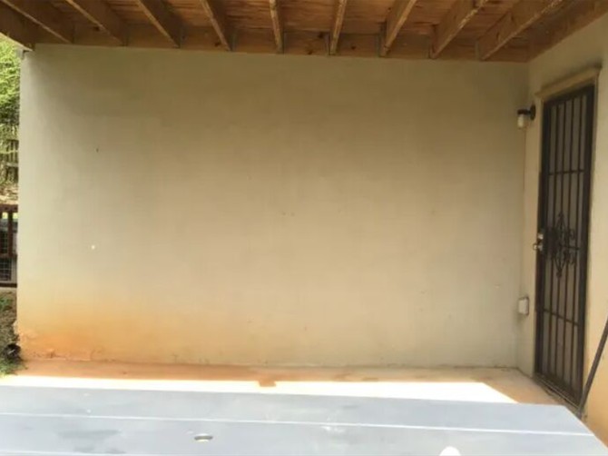 Od praznog dvorišta napravila oazu za uživanje uz mali budžet