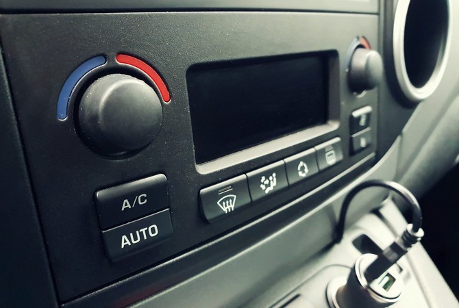 Pritisnite ovo dugme u u automobilu i klima će raditi duplo brže