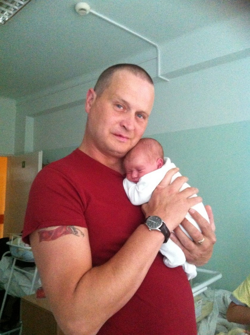 Kevin Aiston z córką w ramionach