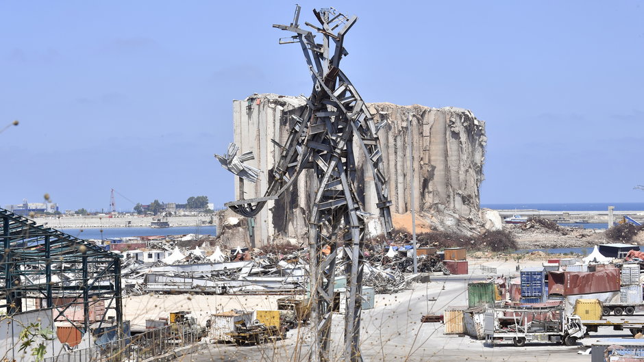 "The Gesture". Rzeźba Nadima Karama upamiętniająca pierwszą rocznicę eksplozji w Bejrucie