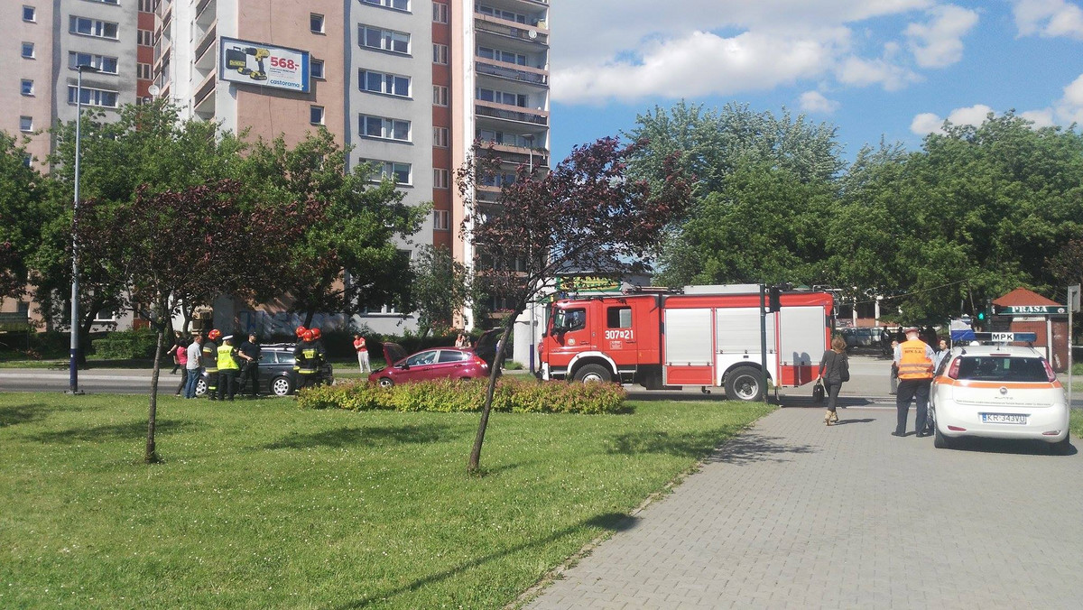 Na rondzie Młyńskim doszło do niegroźnej stłuczki, w której uczestniczyły dwa samochodu. Jak informują służby, nikt nie został ranny, ale w wyniku zdarzenia korkują się ulice Meissnera i Pilotów.