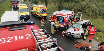 Masakra pod Rawą Mazowiecką. Rozprute BMW i trzy osoby nie żyją. W tym dwóch nastolatków