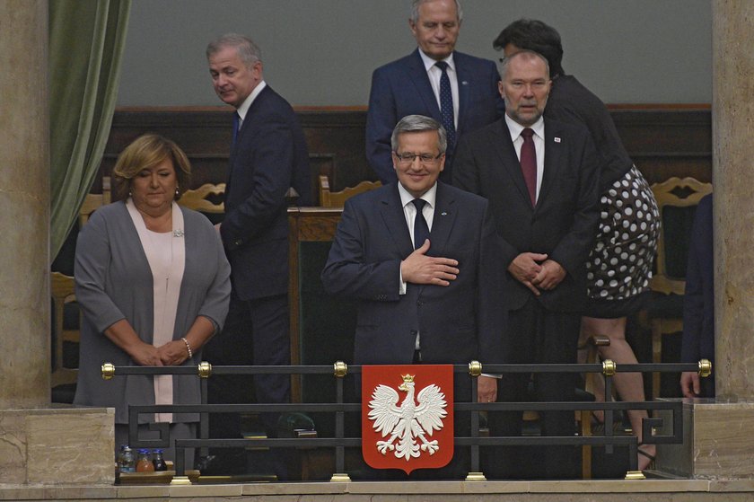 Komorowski oddaje władzę 