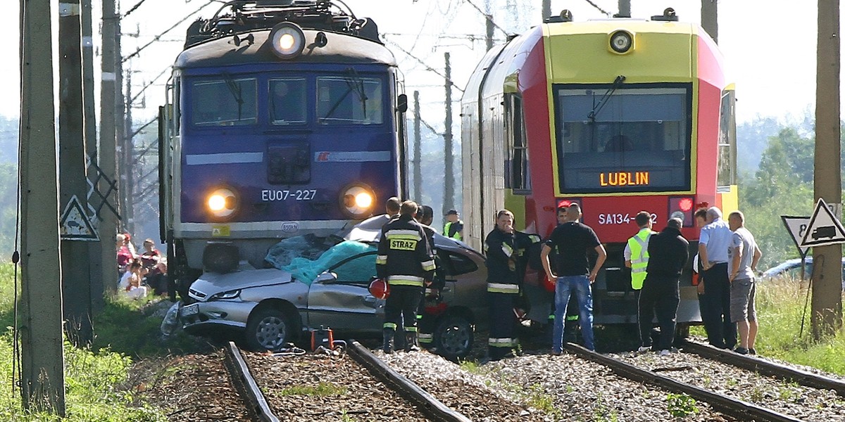 Dwa pociągi wjechały w samochód