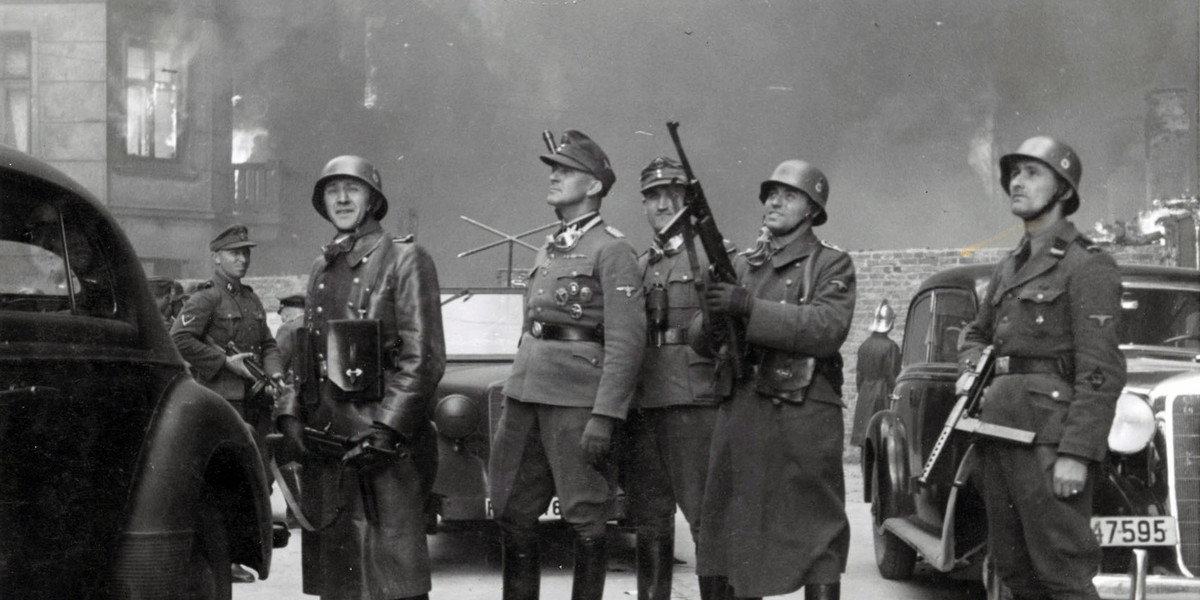 Kim był kat getta warszawskiego? Jurgen Stroop (pośrodku w czapce polowej) kazał zabijać wszystkich.