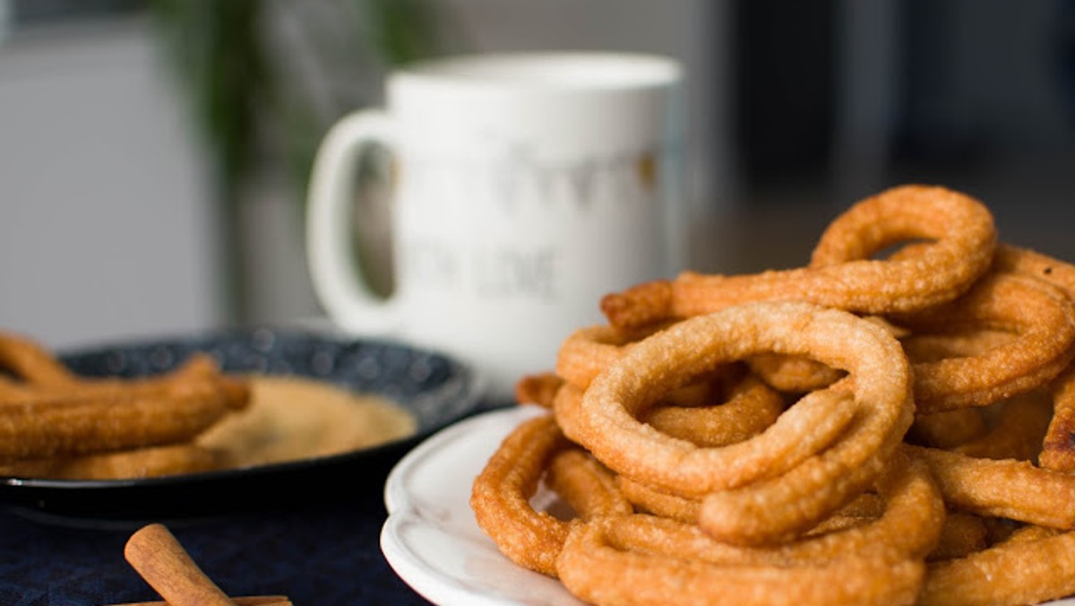 Churros to hiszpański i latynoamerykański specjał smażony na głębokim oleju. Zainspirowana przepisem pewnej meksykańskiej abuelity, zrobiłam churros cynamonowe w wersji bezglutenowej. No cóż poradzę wyszły pycha. Jest jeden problem... Nie jest to lekka i superzdrowa przyjemność, ale z drugiej strony bez przesady... mamy karnawał, to można poszaleć!