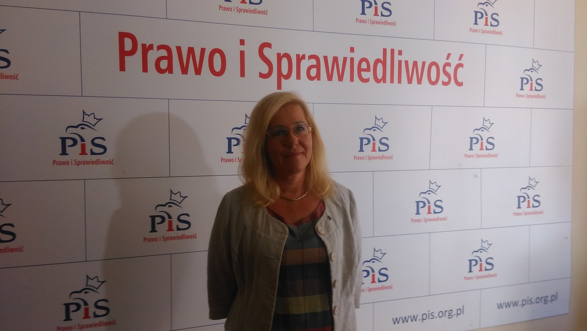 Chcemy, żeby Polska była silnym krajem, silnym mądrymi ludźmi poprzez mądrą, dobrą szkołę – mówi krakowska radna PiS Barbara Nowak. I jak dodaje, system nauczania pod rządami PO został "zdemolowany". Politycy PiS przekonują, że rozwiązaniem problemu powinno być odbiurokratyzowanie szkół.