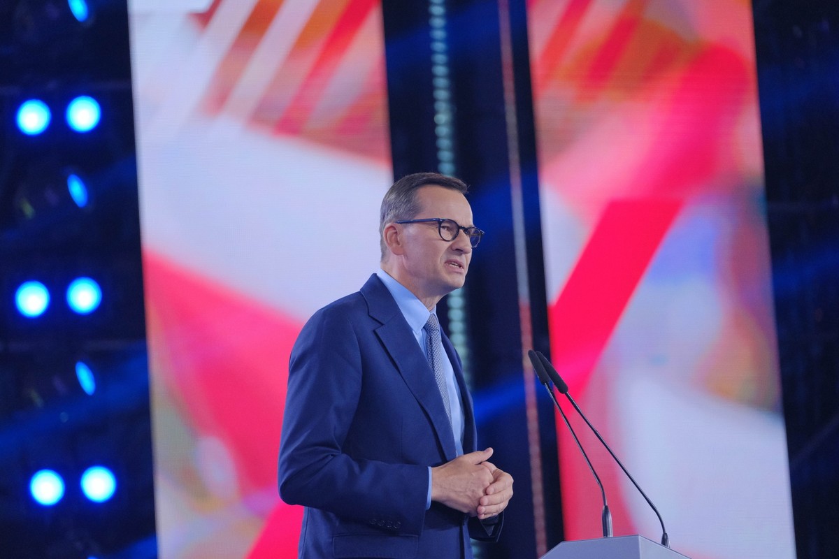 Katowice, 01.10.2023. Kampania wyborcza do parlamentu 2023. Premier Mateusz Morawiecki podczas konwencji PiS pod hasłem "Bezpieczna Polska", 1 bm. w hali widowiskowo-sportowej "Spodek" w Katowicach. (mr) PAP/Mateusz Marek