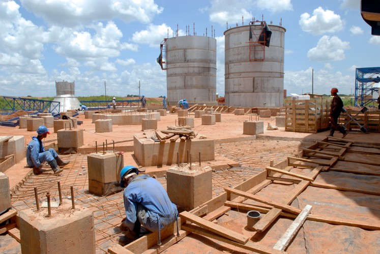 2.	Demokratyczna Republika Konga – najniższy PKB per capita.

Pomimo dostępu do wielu surowców (wydobywa się tu m.in. diamenty, rudy żelaza, ropę naftową) gospodarka Demokratycznej Republiki Konga jest wyniszczona przez lata wojny domowej, wszechobecną korupcję i biedę. PKB kraju rośnie stosunkowo szybko, bo aż o 6, a nawet 7 proc. rocznie. Jednak jest niewielkie i wynosi 25 mld USD. W przeliczeniu na mieszkańca, a mieszka tu ponad 73 mln ludzi, wypada jeszcze gorzej. DRK znajduje się tym samym na ostatnim miejscu na świecie pod względem PKB per capita. W 2012 roku wynosie on 231,51 USD, jak prognozuje MFW. Kraj ma jednak mocno rozwiniętą szarą strefę, dlatego duża część dochodów ludności nie jest wliczana do PKB. W Polsce w 2011 PKB na mieszkańca wynosił 20334 USD (według parytetu siły nabywczej). 
Na zdjęciu: budowa na terenie kopalni miedzi w Lubumbashi