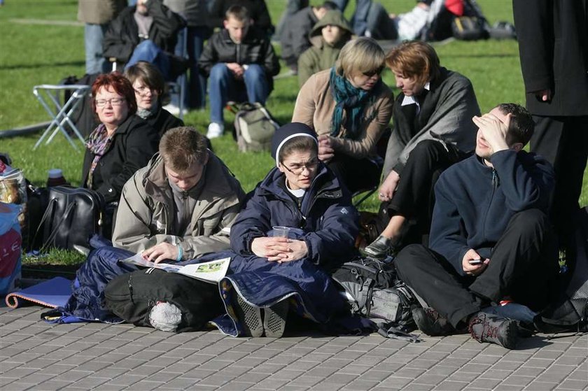 Ludzie zbierają się na Placu Piłsudskiego