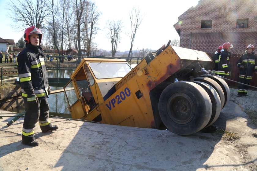 Walcem wjechał po pijaku do rzeki