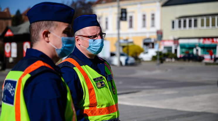 Rendőrök járőröznek a székesfehérvári Rákóczi utcán 2020. április 7-én / Fotó: MTI/Vasvári Tamás