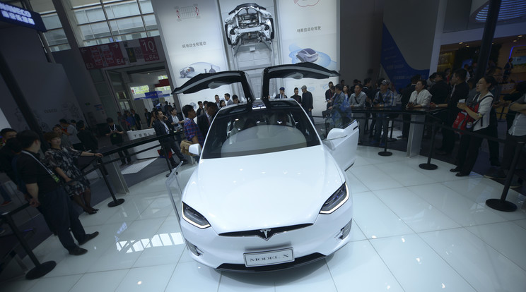 A Tesla amellett, hogy képes saját magát vezetni, még teljesen környezetbarát is /Fotó: AFP