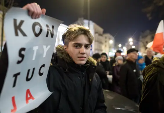 "Polska zmierza w kierunku demokracji policyjnej". Polacy wychodzą dziś na ulice w obronie sądów