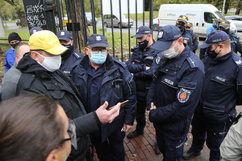 W asyście policji i straży miejskiej. Nadzór budowlany zamyka Skrę