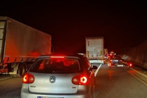 STVARAJU SE ZASTOJI Saobraćajna nesreća ispred tunela Šarani: Vozila se sa autoputa preusmeravaju na Takovo