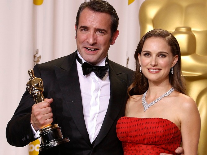 Jean Dujardin odebrał statuetkę z rąk Natalie Portman