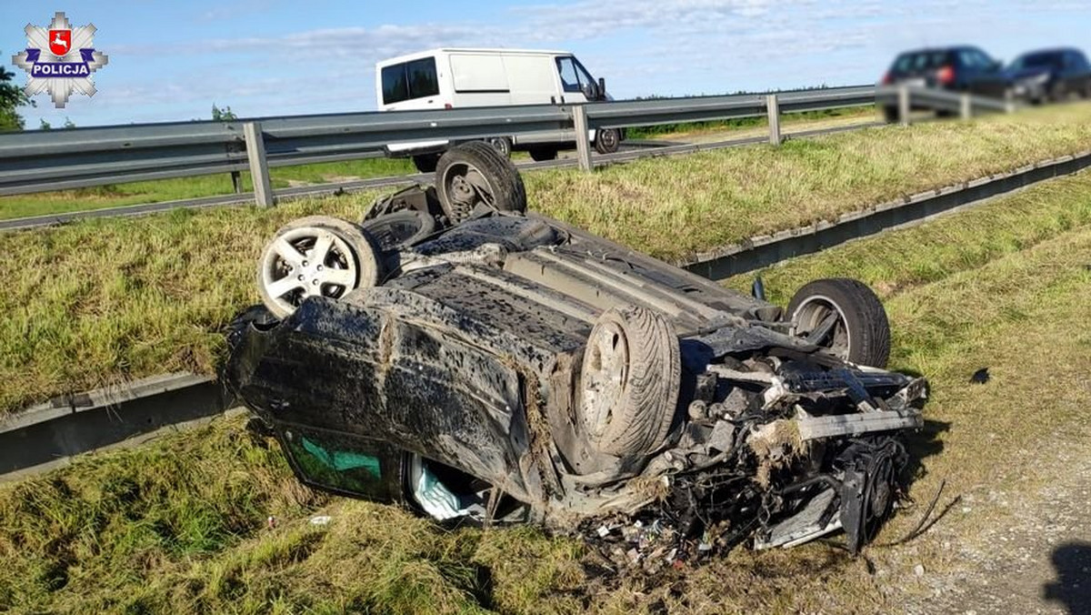 29-letnia kobieta poniosła śmierć w poniedziałek, po tym jak prowadzony przez nią samochód peugeot wpadł do rowu i dachował w miejscowości Stare Komaszyce na drodze wojewódzkiej w pobliżu Opola Lubelskiego – poinformowała policja.