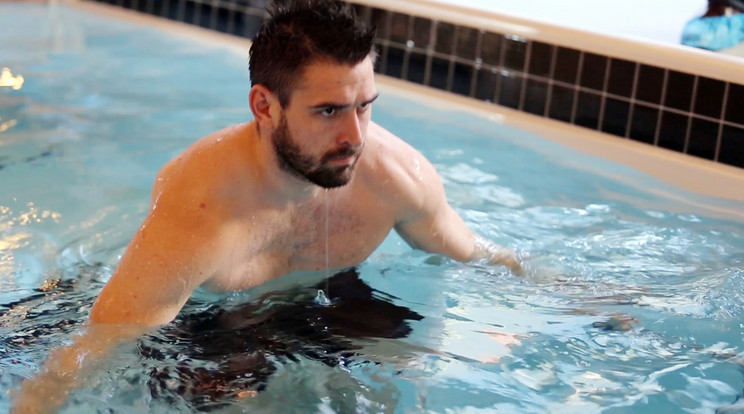 A monitoron látott gyakorlatokat víz alatti futópadon próbálja megvalósítani a focista / Fotó: Fradi Tv