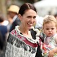 Jacinda Ardern z córką Neve Gayford podczas święta narodowego, Waitangi, Nowa Zelandia, 6 lutego 2020 r.  Fot. Fiona Goodall/Getty Images. 