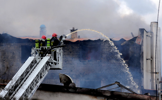 19 zastępów straży pożarnej gasi pożar w pralni przemysłowej w Będzinie