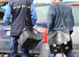 Listonosze mają plany sprzedażowe, bo "muszą na siebie zarobić". W ofercie breloczki, długopisy, książki