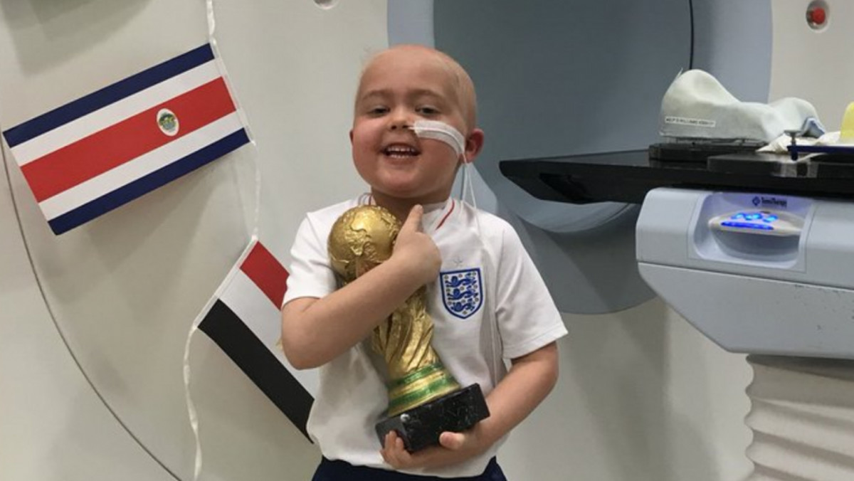 Mały Ben choruje na guza mózgu. Przebywa w szpitalu. Jest wielkim fanem piłki nożnej i miał jedno marzenie: zdobyć na własność Puchar Świata.