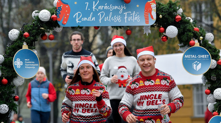 A 7. Karácsonyi ronda pulcsis futás elnevezésű rendezvény résztvevői Debrecenben / Fotó: MTI Czeglédi Zsolt