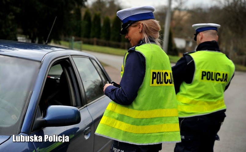 Policja kontroluje kierowcę