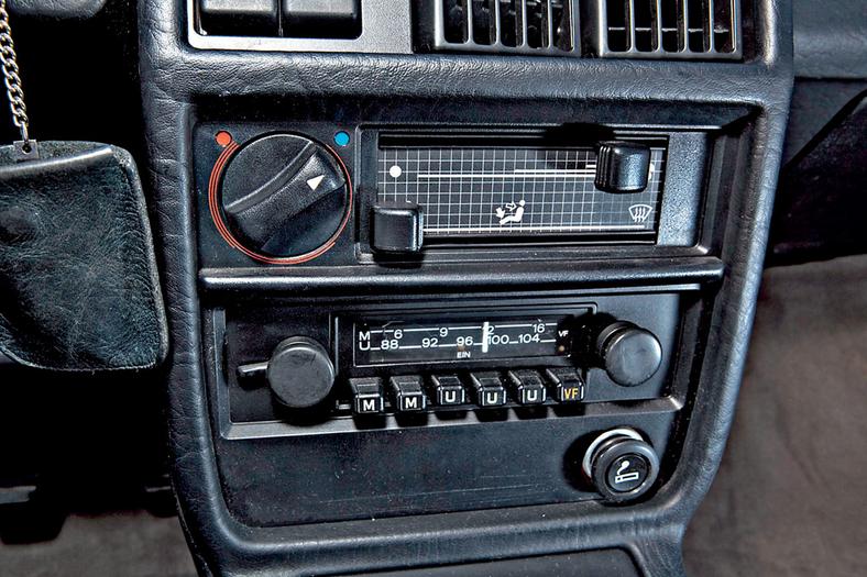 Poniżej: klasyczne radio i „przedpotopowe” suwaki sterowania nawiewem. Audi 100 występowało także z elektronicznie sterowaną, dość jednak awaryjną klimatyzacją