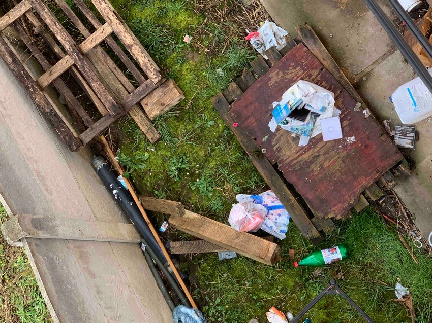 smeće koje komšinica baca