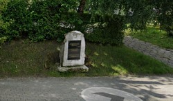 Nieznany sprawca oblał farbą pomnik upamiętniający biłgorajskich Żydów