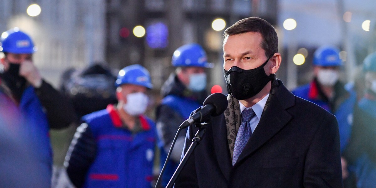 Według ekonomistów wciąż jest wiele znaków zapytania, dotyczących np. szybkości dystrybucji szczepionek i liczby chętnych do zaszczepienia, ale w połowie 2021 roku stopień wyszczepienia społeczeństw powinien być wystarczający, by obniżyć ryzyko kolejnych fal pandemii i zamknięć gospodarek.