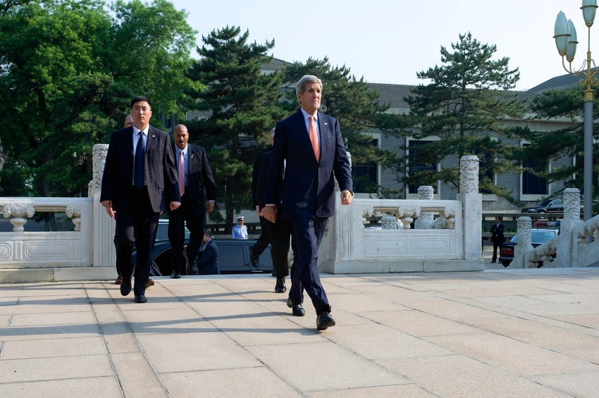 Bivši američki državni sekretar Džon Keri u vrtu u Zongnanhaju 16. maja 2015.