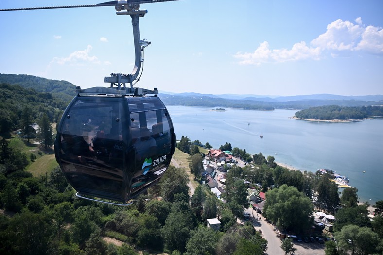 Kolei gondolowa w Solinie, 1 bm. Długość kolei wynosi 1600 metrów, od stacji Plasza do stacji Jawor, gdzie usytuowana jest wieża widokowa i park tematyczny wraz z zapleczem gastronomicznym. Do dyspozycji korzystających będzie 25 nowoczesnych wagonów. Inwestorami są Polskie Koleje Linowe i Polski Fundusz Rozwoju.