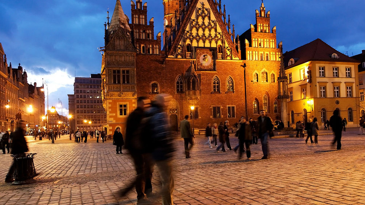 Ciemne podwórka, nawiedzone restauracje - atmosfera tajemnicy przenika cały Wrocław, najbardziej niesamowite miasto w Polsce.