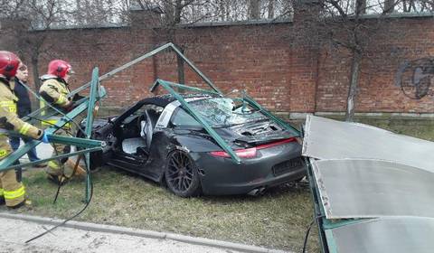Porsche 911 Targa z Łodzi po spotkaniu z przystankiem jednak pójdzie "na żyletki" [FOTO]