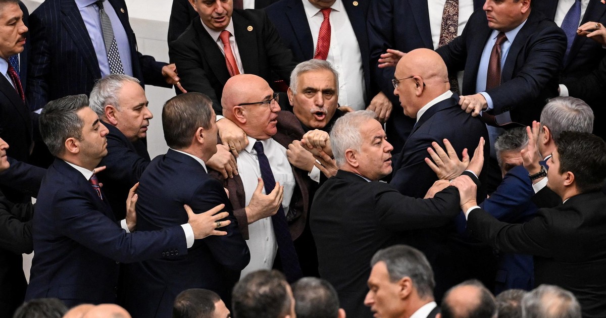 Bójka w parlamencie: deputowani próbowali zablokować zaprzysiężenie ministra