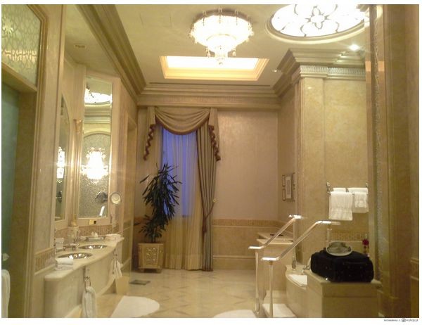 Lech Wałęsa w Dubaju / zdjęcia z oficjalnego profilu