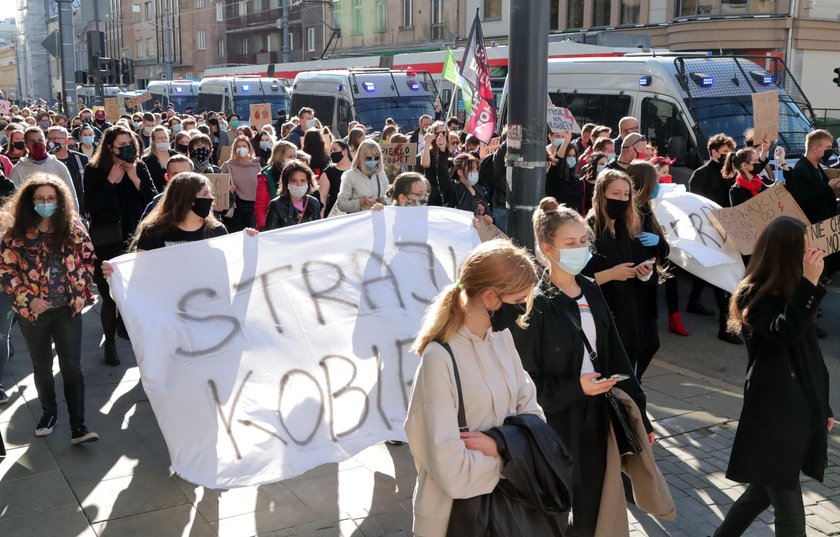 Czarny protest w Łodzi przed PiS i katedrą