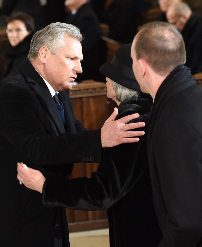 Były prezydent Aleksander Kwaśniewski składa kondolencje rodzinie Józefa Oleksego - żonie Marii i synowi Michałowi