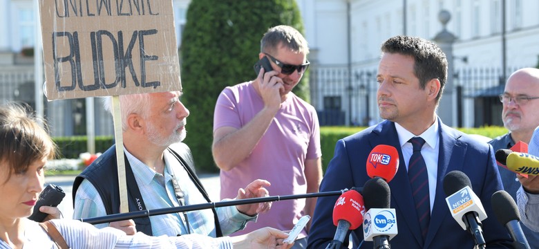 Mężczyzna z transparentem zakłócił konferencję Trzaskowskiego. "Pan jest wrogiem Polski" [WIDEO]