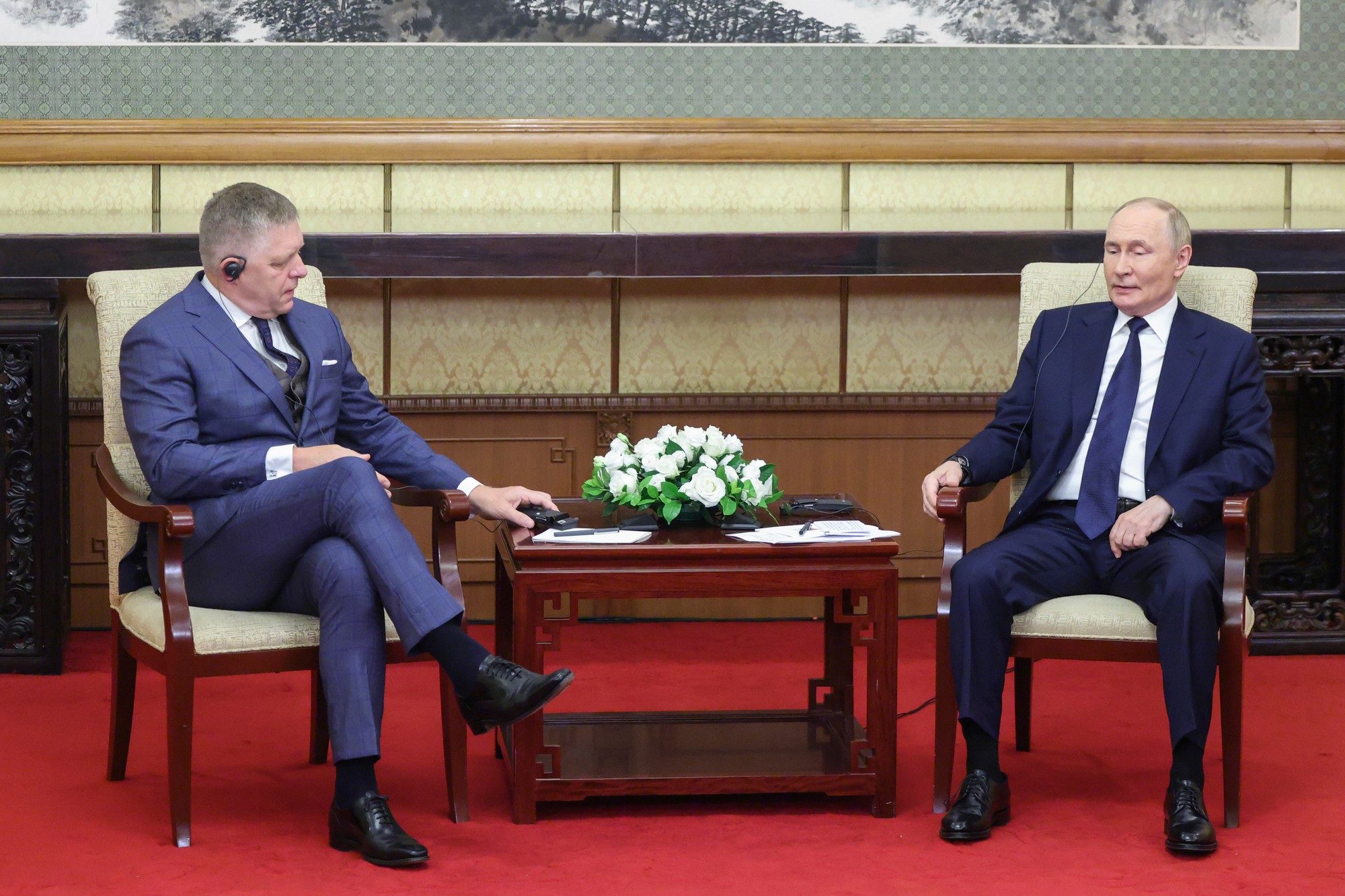 Premiér Robert Fico a ruský prezident Vladimir Putin počas stretnutia v Pekingu.