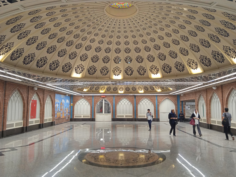Stacja Borj-e Milad-e Tehran na bordowej linii nr 7 Jedna z nowszych stacji, otwarta 17 grudnia 2020 roku Niezwykła architektura mocno nawiązuje do kultury i tradycji Islamu