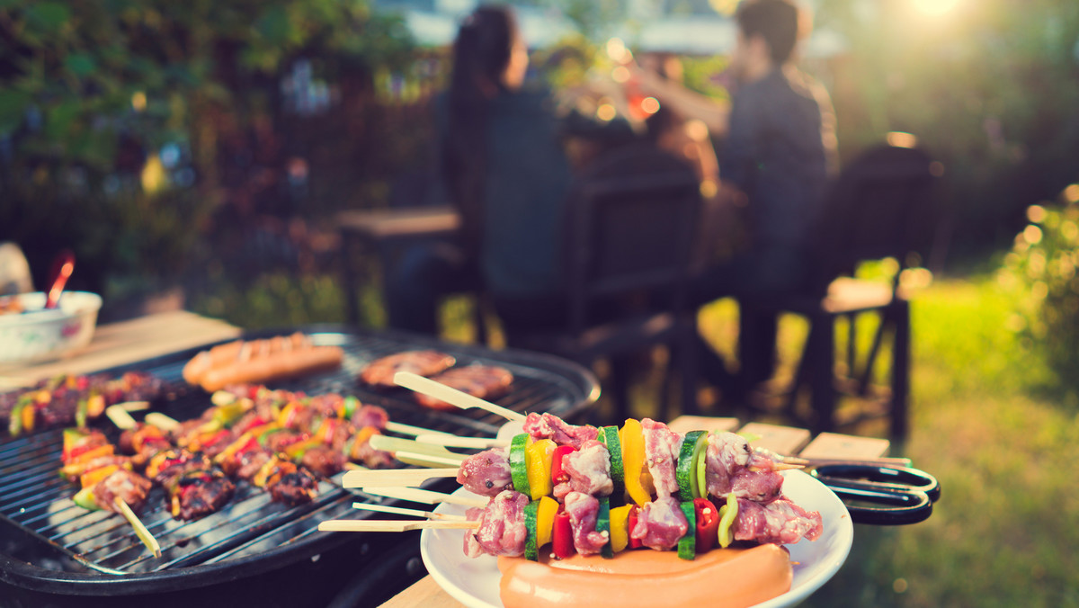 Amerykańskie przyjęcia przy grillu, czyli barbecue, różnią się pod wieloma względami od typowego polskiego grillowania, mimo że moda na grilla przybyła do nas właśnie z USA. Dowiedzmy się, czego nie powinno zabraknąć na oryginalnym BBQ w amerykańskim stylu.