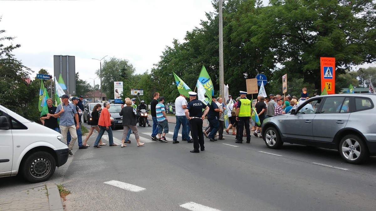 Od wczesnego ranka trwały blokady dróg w czterech gminach województwa opolskiego. To protest przeciwników powiększenia Opola. W godzinach od 6.00 do 9.00 13.00 do 16.00 blokowali m.in. drogę wojewódzką 464w Czarnowąsach. – Wspieram ich całym sercem – mówią niektórzy kierowcy. – Po co blokują własne gminy? – pytali niektórzy kierowcy.