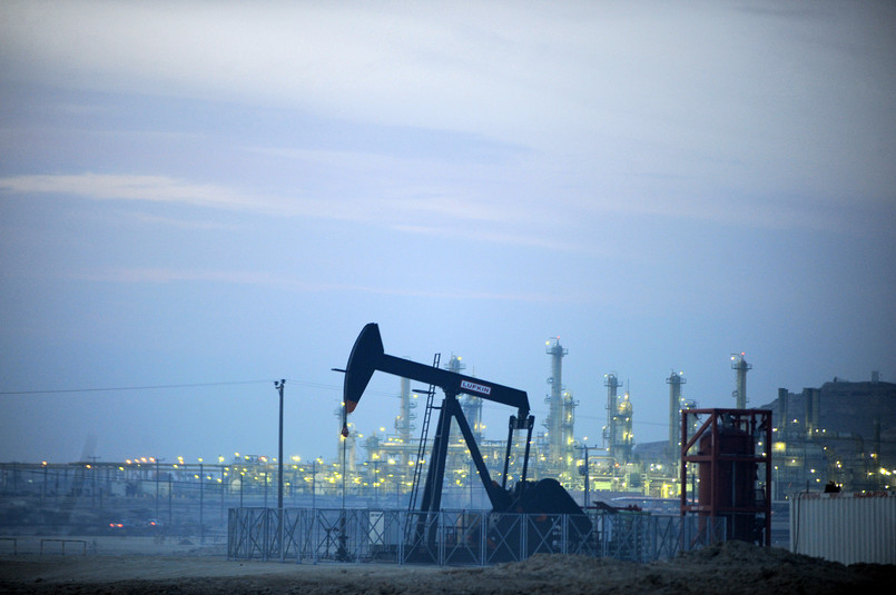 Wydobycie ropy na polu naftowym w Bahrajnie.