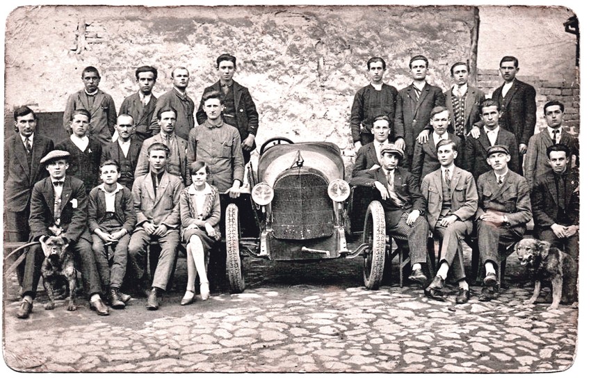 Anđa Bunuševac u auto-školi u Beogradu, oko 1926.